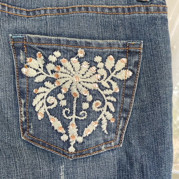 Express. X2 jeans with floral embroidery on back pockets. - Picture 5 of 9